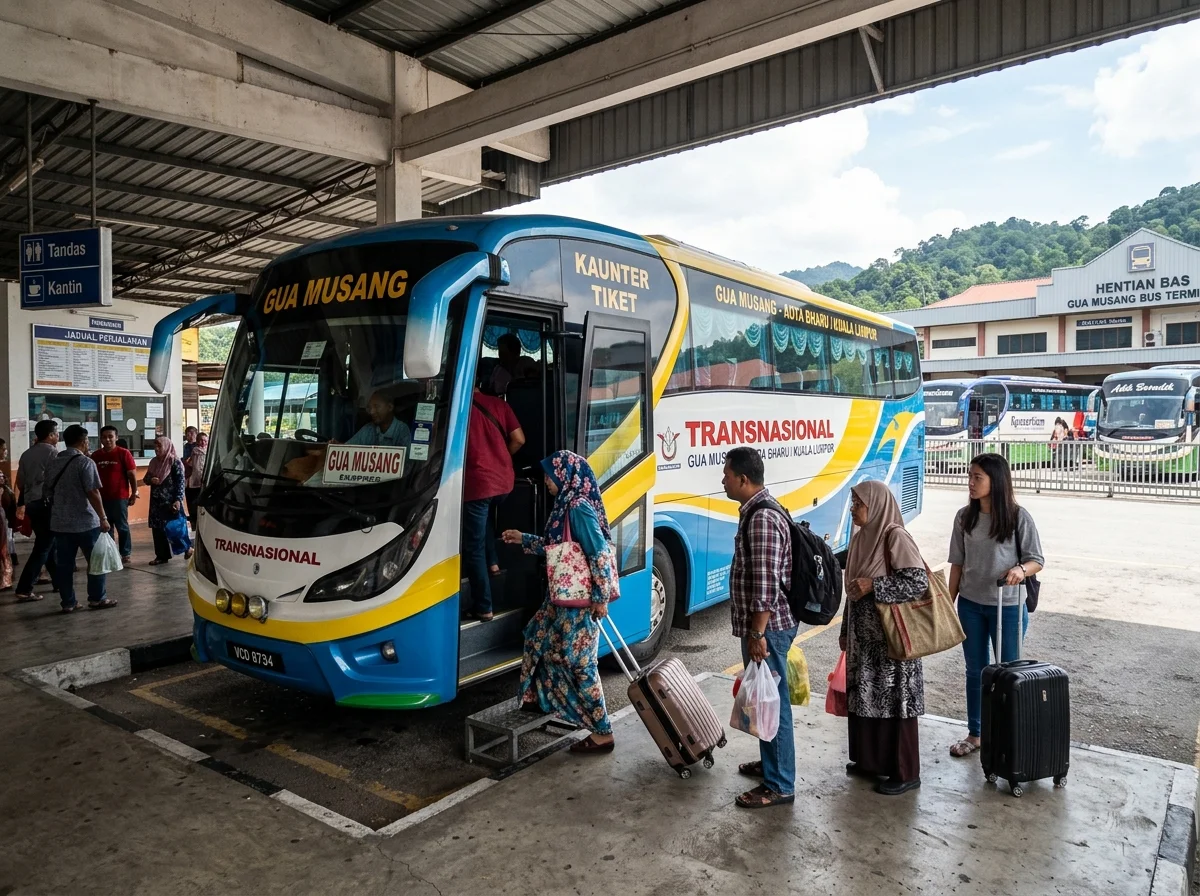 Bas ekspres di terminal Gua Musang