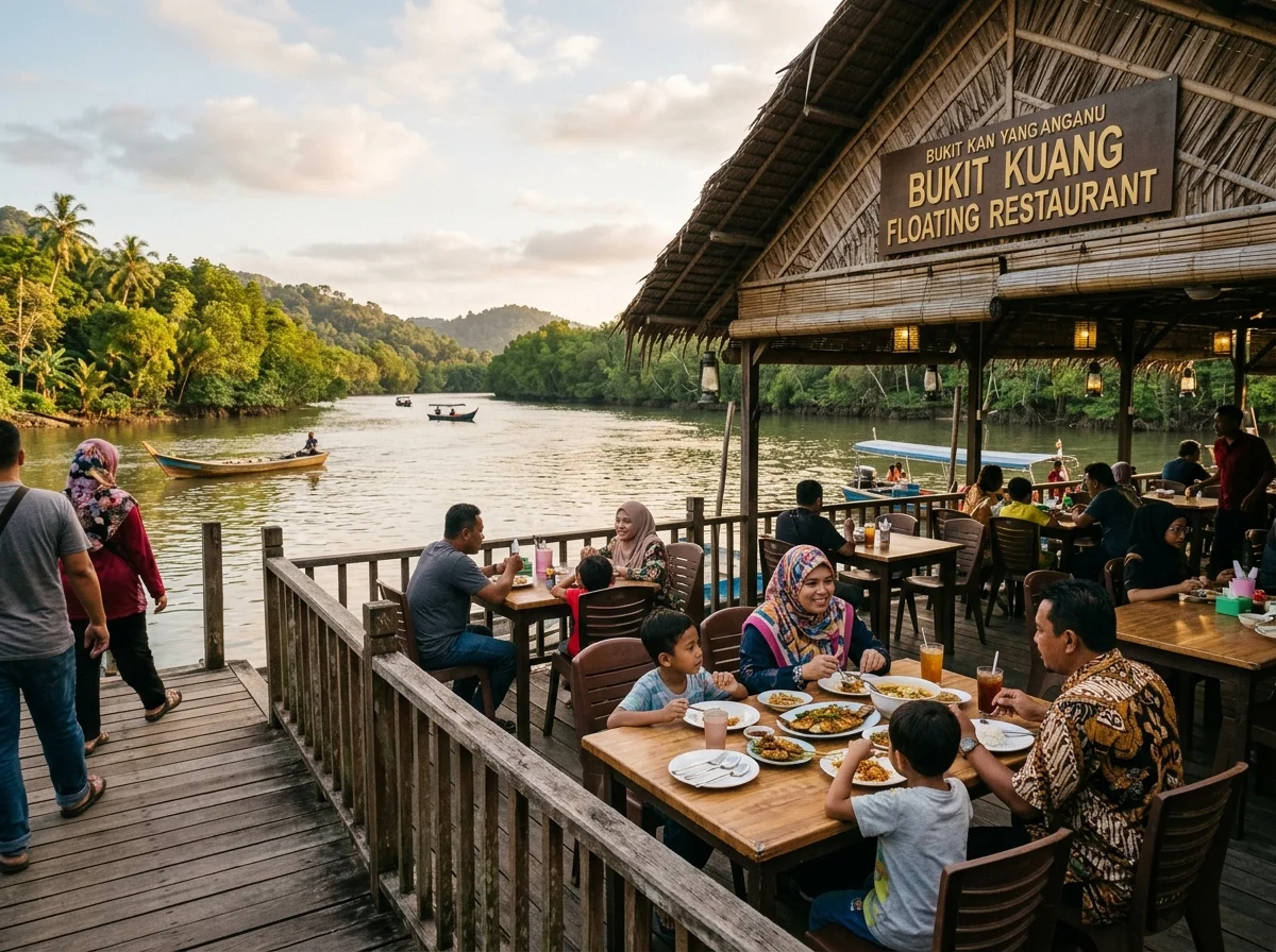 Restoran terapung di Bukit Kuang atas Sungai Chukai