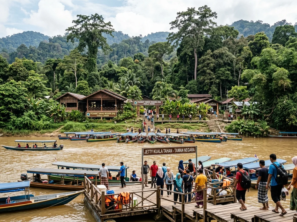 Ibu pejabat Taman Negara di Kuala Tahan tepi Sungai Tembeling