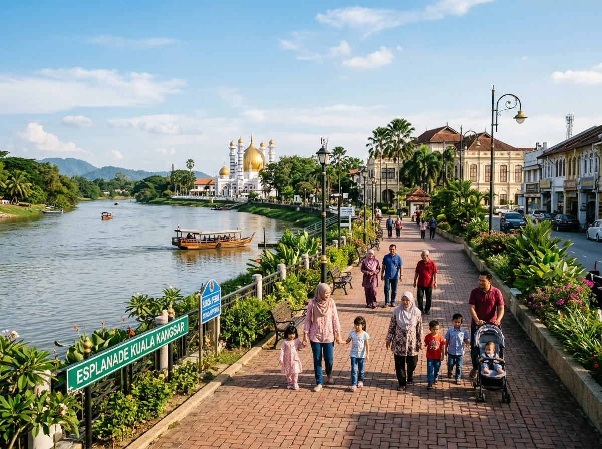 Esplanade dan pekan diraja tepi Sungai Perak